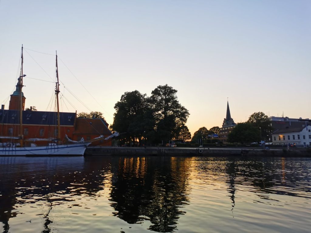 Bilden föreställer vatten och några byggnader i staden Halmstad