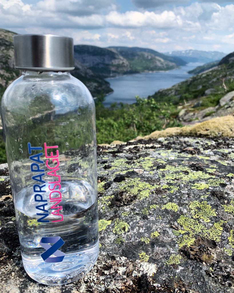 Vattenflaska med Naprapatlandslagets logo, i vacker norsk natur