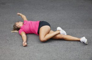 Bilden föreställer en kvinna liggandes på golvet i en rotationsrörelse