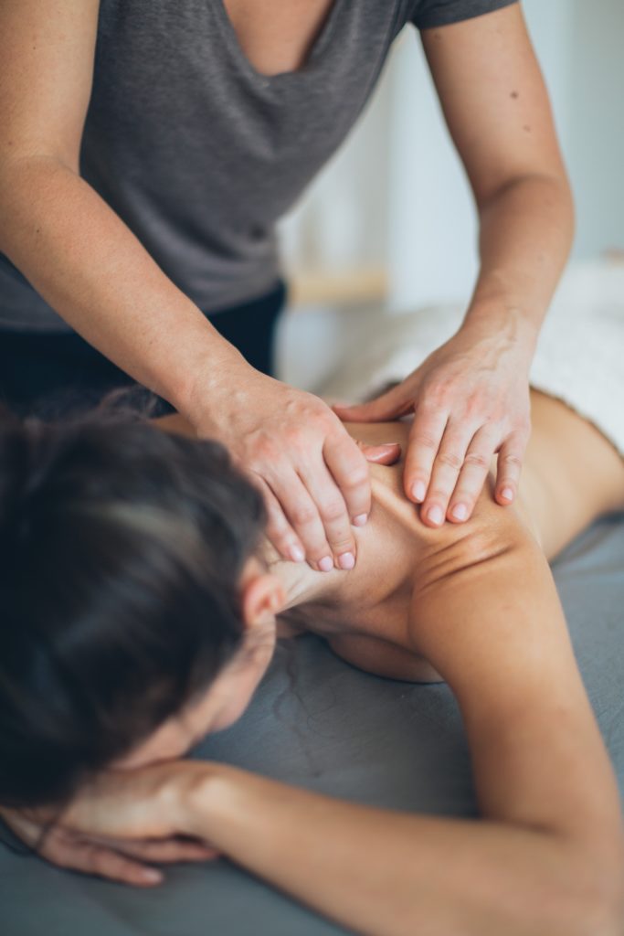 En medarbetare får massage på jobbet